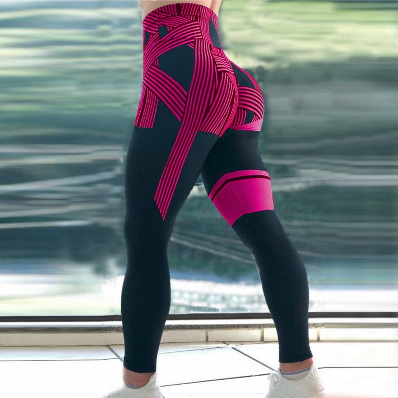 Kvinne i bevegelse iført mørke leggings, høy midje, magekontroll, viser fleksibilitet og slankende effekt