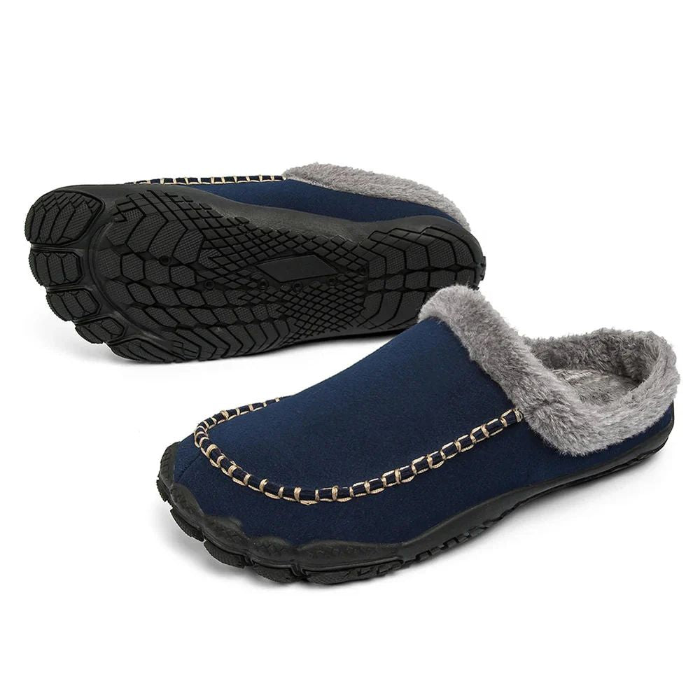 Gule minimalistiske herreslippers. Myke komfortsko og innendørstøfler med optimal komfort for avslapning hjemme.