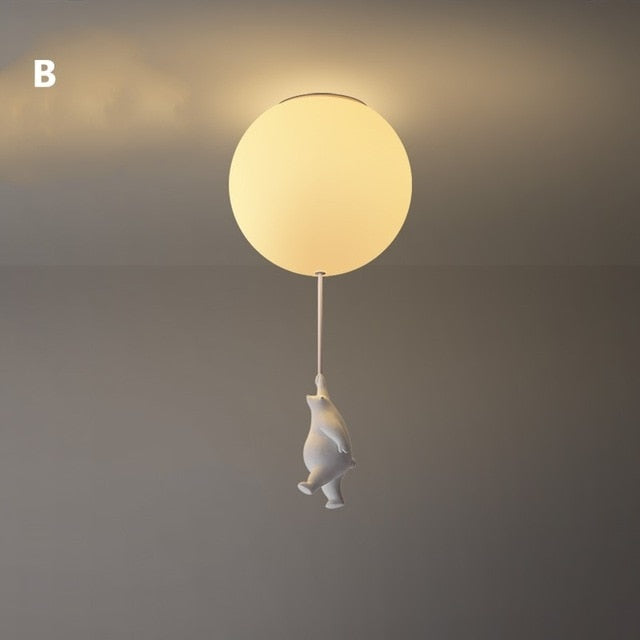 Dekorativ taklampe Bjørn med Ballong. Perfekt for å skape en leken atmosfære i barnerommet.