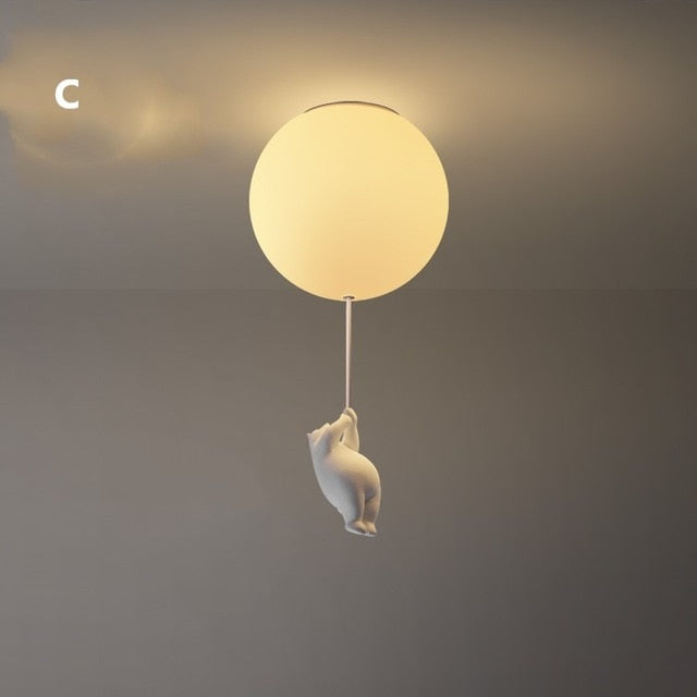 Detaljbilde av taklampe Bjørn med Ballong. Viser lekent design og kvalitetsutførelse.