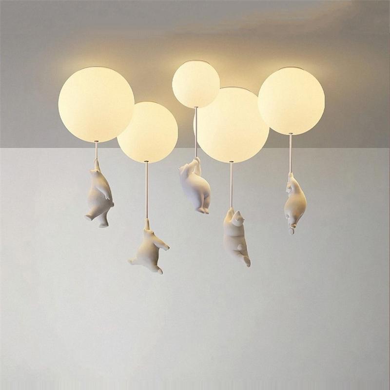 Søt taklampe Bjørn med Ballong til barnerommet. Skaper koselig og lekent lys for barn.