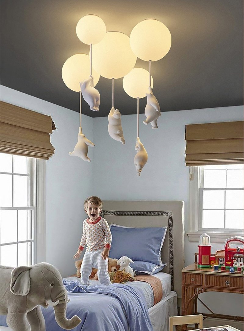 Dekorativ taklampe Bjørn med Ballong som lekent blikkfang i stuen. Moderne og koselig belysning.