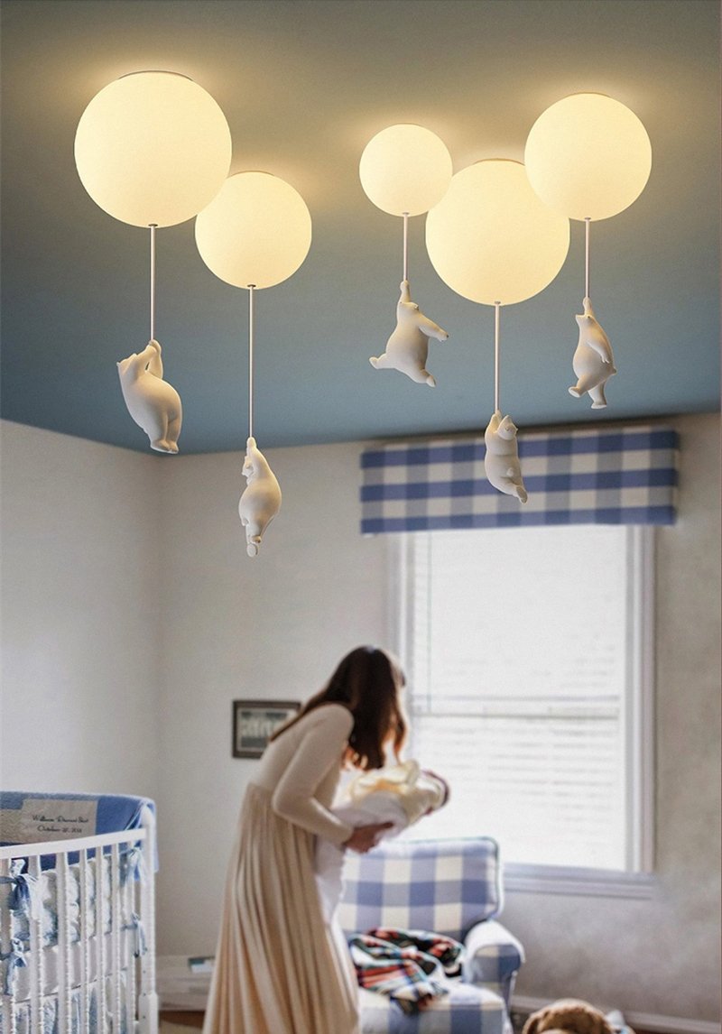 Nær bilde av taklampe med bjørn og ballong. Håndmalt detalj, perfekt for barnelamper.