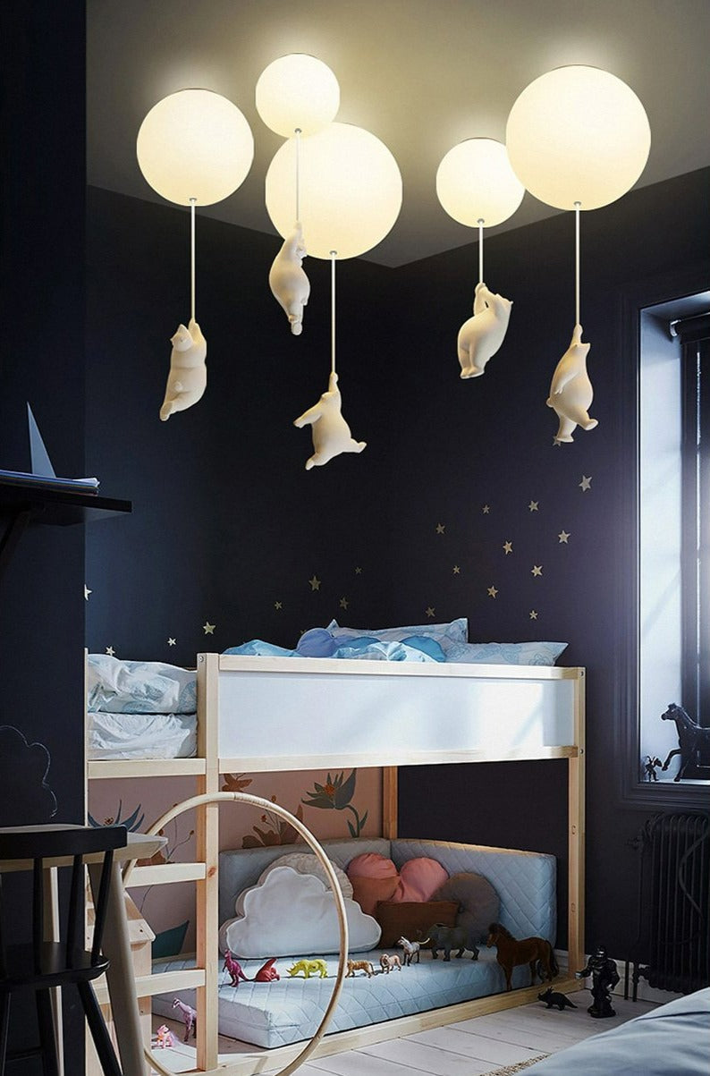 Taklampe med bjørn som holder ballong. Lekent og fantasifullt design for barnerom og stue.