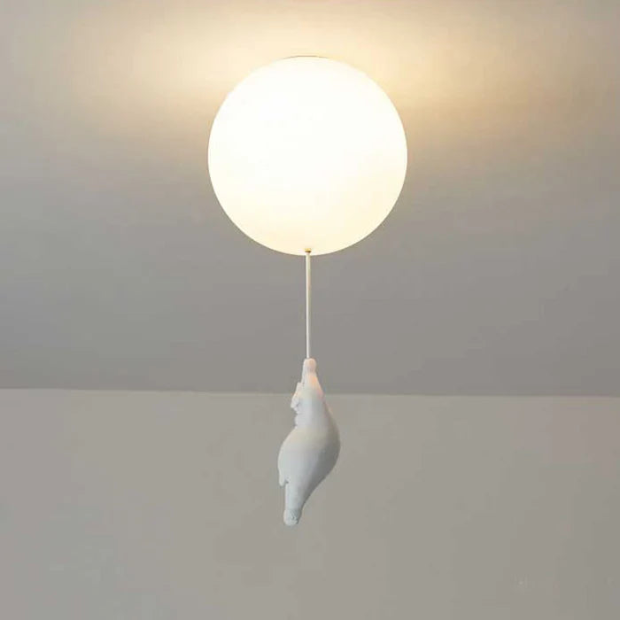 Praktisk og lekent: LED-taklampe med bjørnefigur og ballonger. Flott tillegg til barneromsinteriøret.