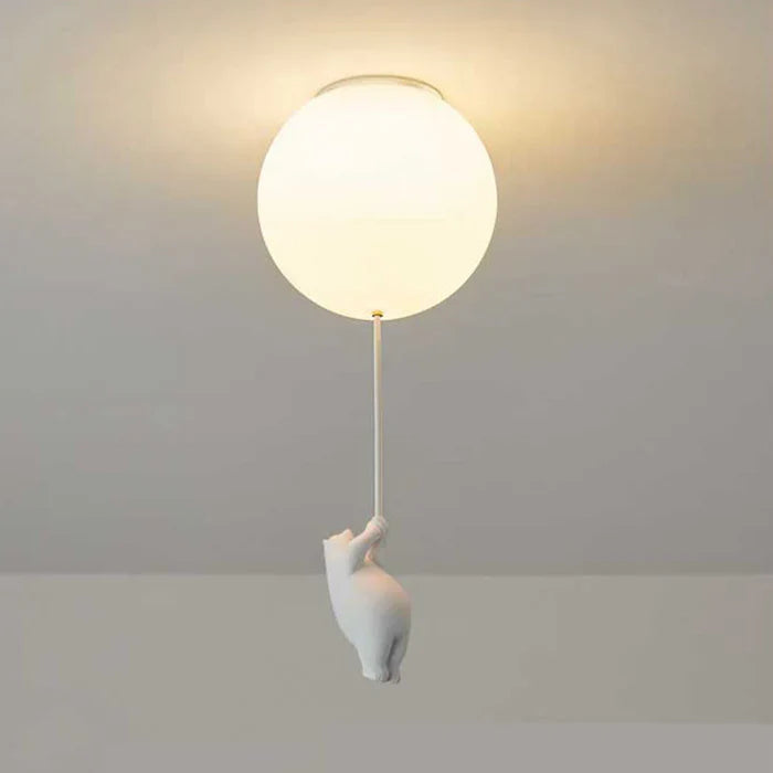 Taklampe for barnerommet, med detaljer av en bjørn og fargerike ballonger. Perfekt som første taklampe.