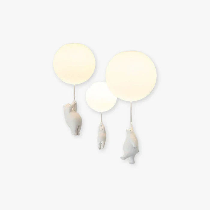 Lekent design taklampe: Hvit bjørn med røde, gule, blå ballonger. Ideell barneromslampe for gutt eller jente.
