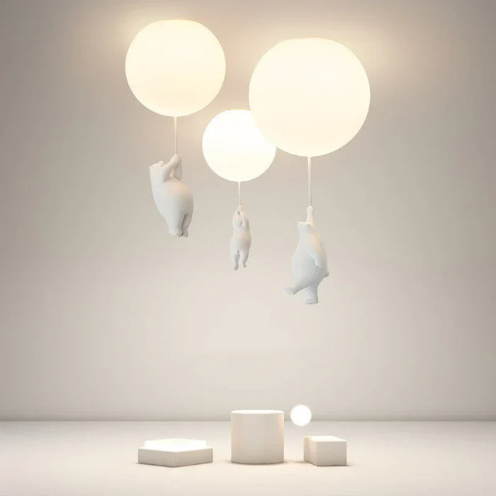 Moderne LED-taklampe formet som en bjørn med lysende ballonger, skaper koselig atmosfære på barnerommet.