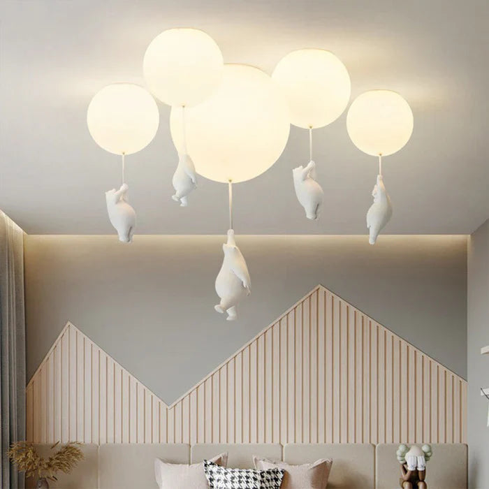 Interiørdetalj: Barneromstaklampe med bjørn og ballonger, blikkfang i lekent design for barn. LED-lys.