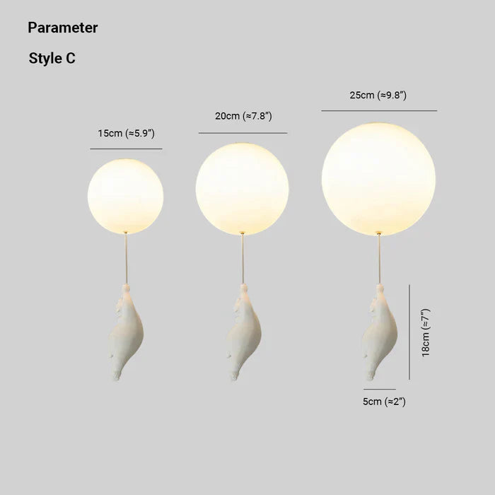 Søt barnelampe: Taklampe med bjørn som flyr med ballonger. Gir fantasifull belysning for barnerommet.