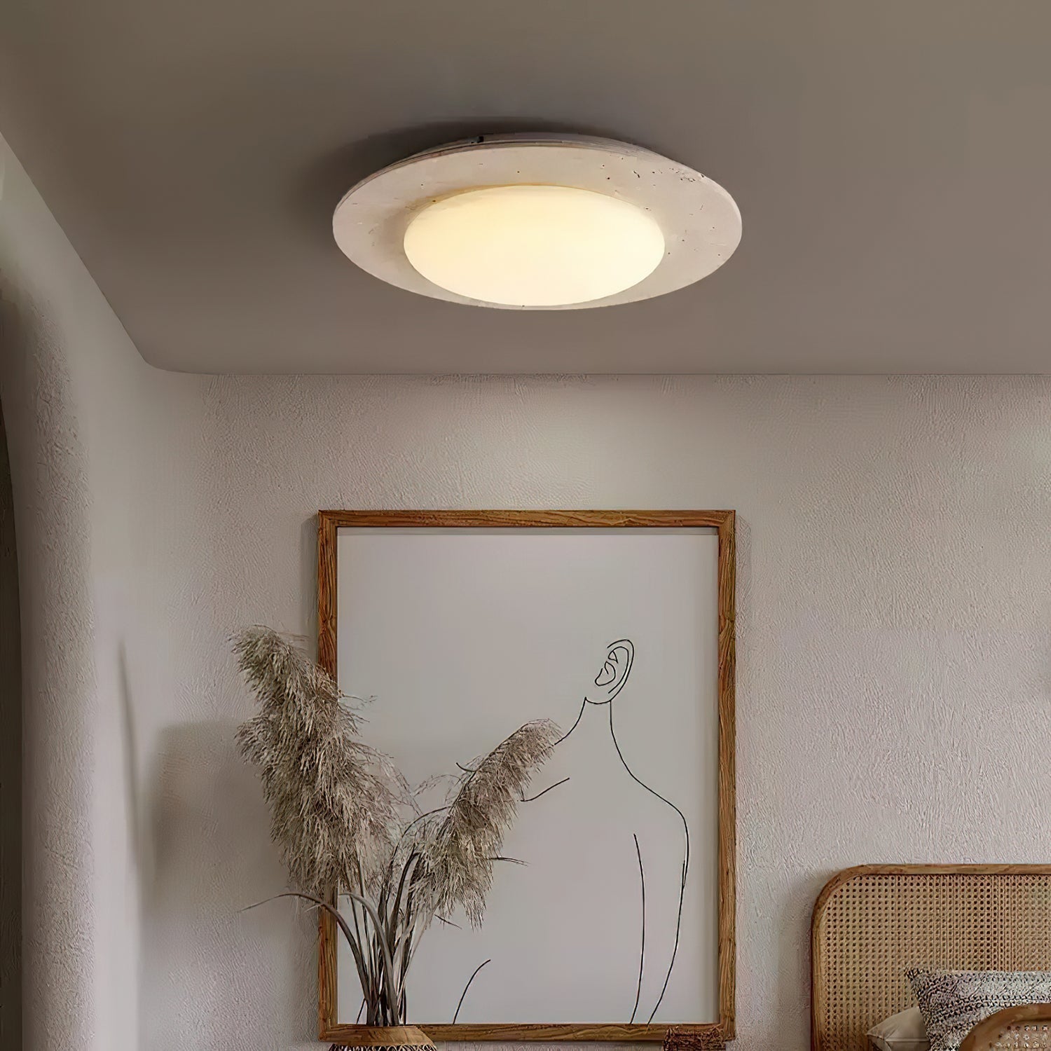 "Taklampe i gul travertin og tre med kuppelform, gir varm belysning og passer både moderne og landlig stil."