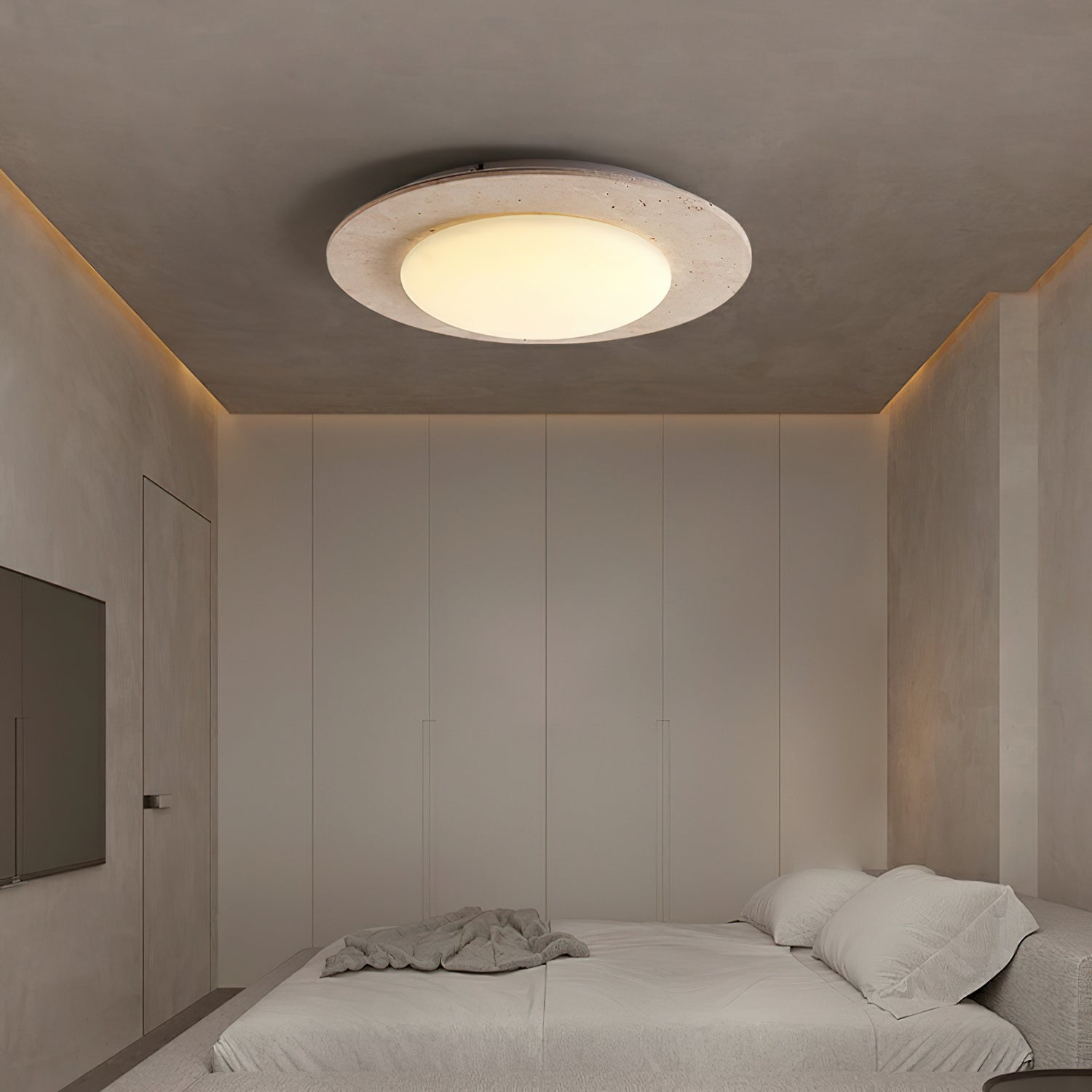 "Taklampe i gul travertin og tre med kuppelform, gir varm belysning og passer både moderne og landlig stil."