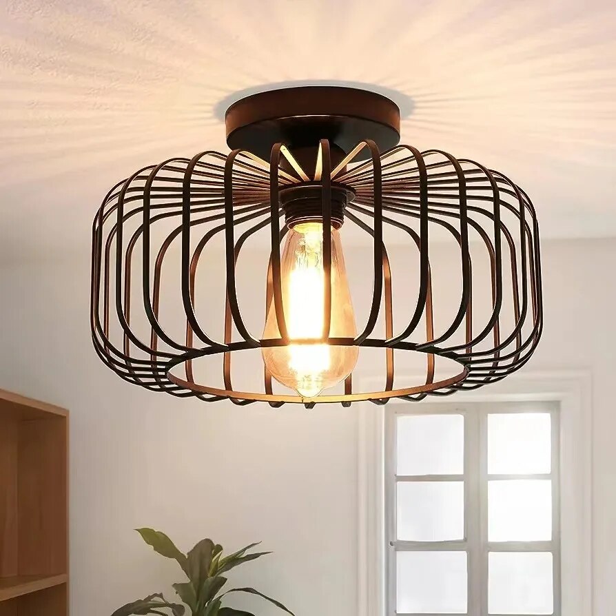 "Taklampe i jern med fugleburdesign, moderne stil, holdbart materialvalg, elegant belysning for hjemmets rom."