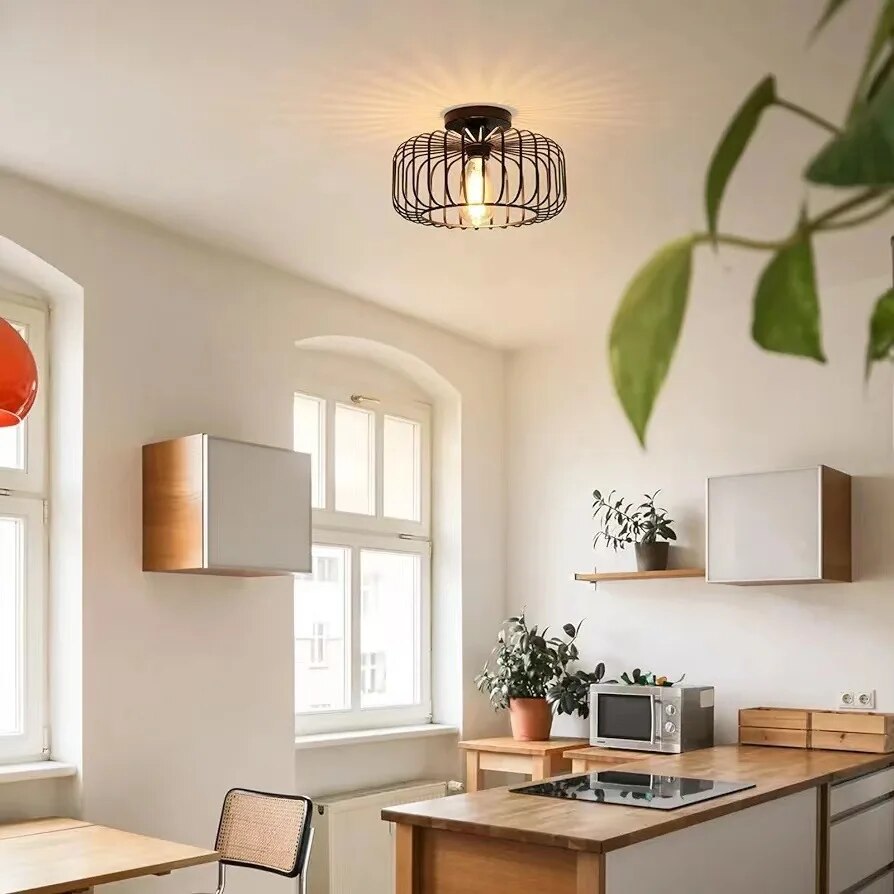 "Taklampe i jern med fugleburdesign, moderne stil, holdbart materialvalg, elegant belysning for hjemmets rom."