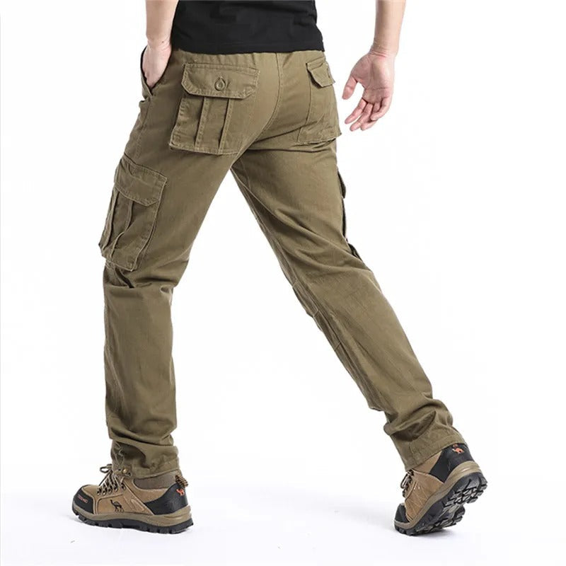 Grå funksjonelle fritidsbukser for menn, løs passform og robuste lommer. Komfortable hverdagsklær.