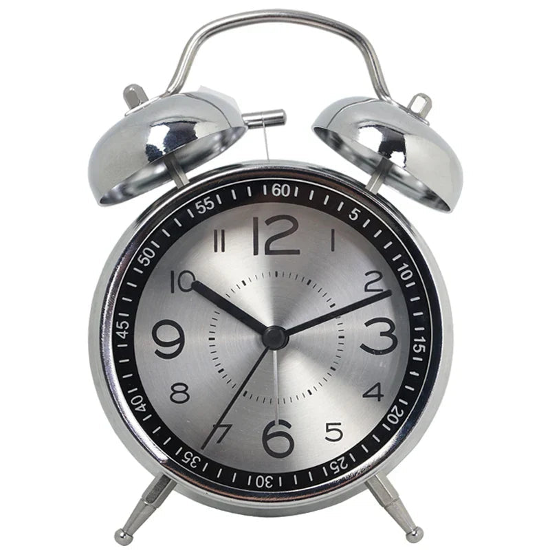 Tidløs analog vekkerklokke. Klassisk design for nattbord og hjemmedekor.