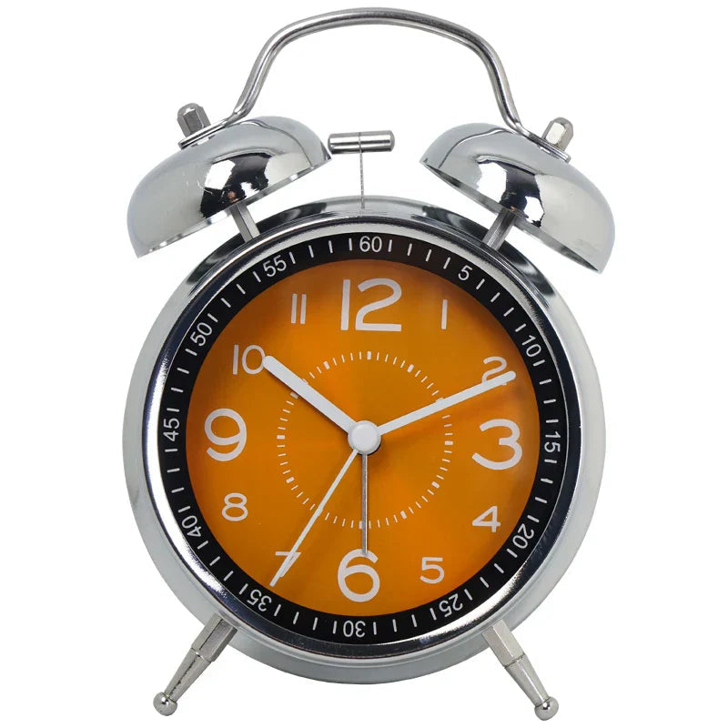 Retro-inspirert analog vekkerklokke. Nostalgisk design gir sjarm til ditt hjem og nattbord.