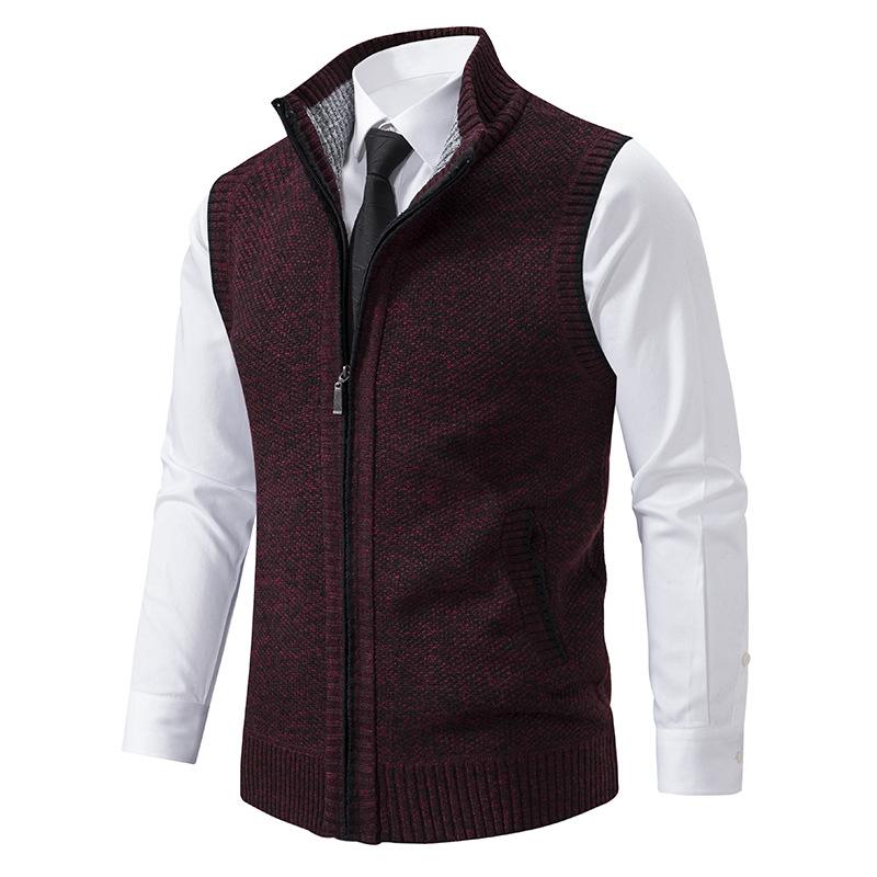 Mann iført komfortabel grå herre fleecevest med skjorte. Ideell for lagvis bekledning & hverdagsbruk.