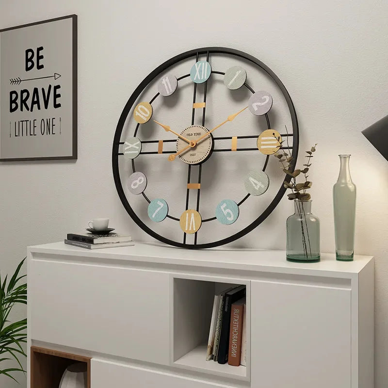 Dekorativ veggklokke for stuen, med 3D romertall. Vintage minimalistisk stil for elegant hjemmedekor.