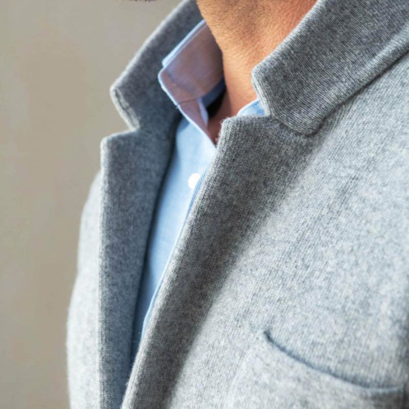 Klassisk herrecardigan med knappelukking. Vintage stil, ideell for høst og vinter.