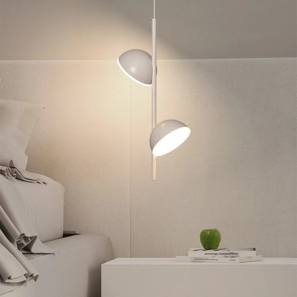 "Tiraha pendellampe, moderne lineær design, justerbar belysning, aluminium og akryl, elegant for stueinteriør."