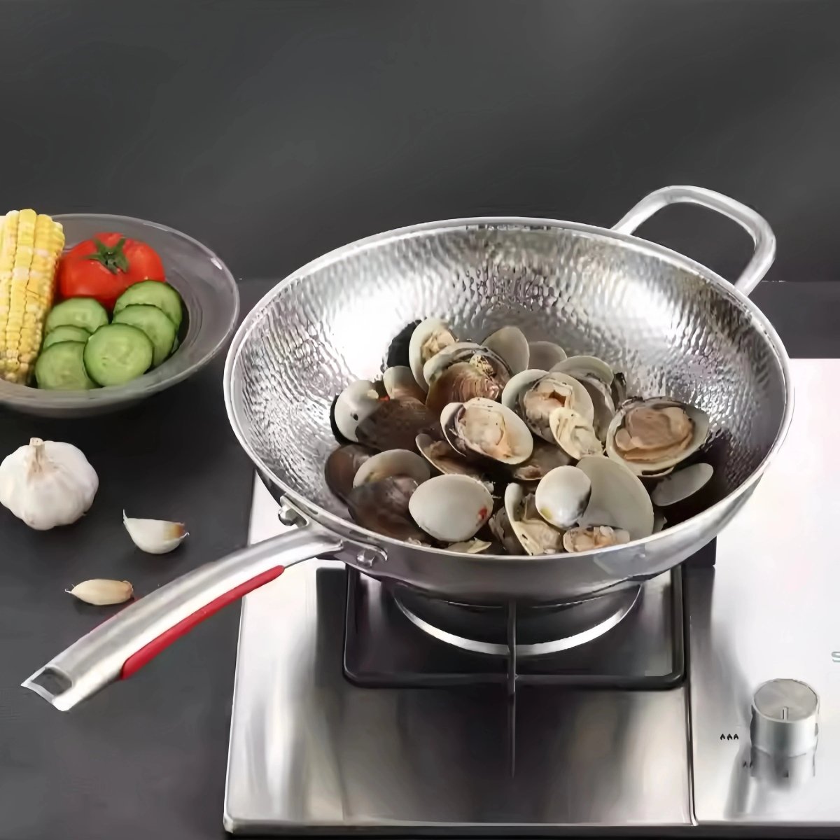 Solid titanwok med non-stick belegg for enkel steking og sunn matlaging.