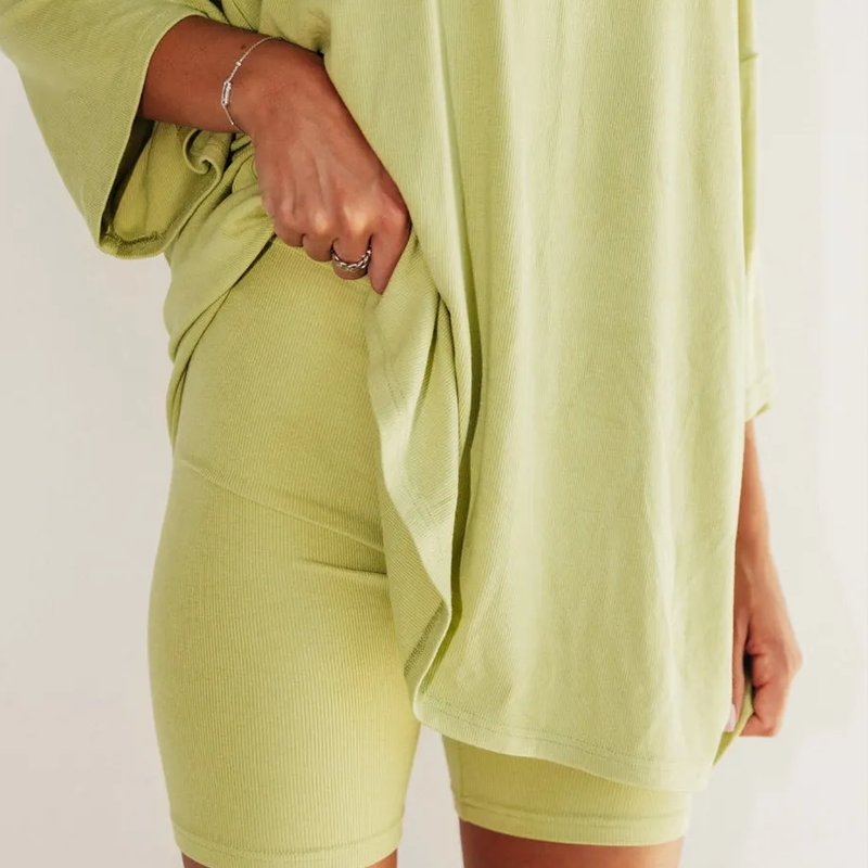 "Todelt loungewear sett for kvinner, lettvektsmateriale, moderne snitt, ideell for sommer, avslappet og stilig."