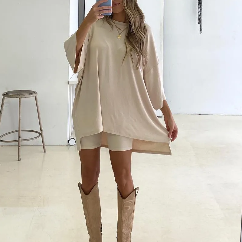 "Todelt loungewear sett for kvinner, lettvektsmateriale, moderne snitt, ideell for sommer, avslappet og stilig."