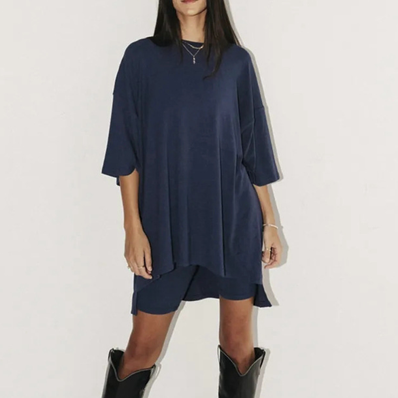 "Todelt loungewear sett for kvinner, lettvektsmateriale, moderne snitt, ideell for sommer, avslappet og stilig."
