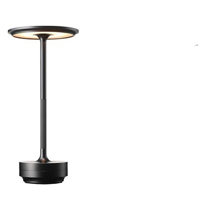 Trådløs bordlampe med berøringskontroll, LED-belysning og Type C-lading, plassert på et moderne interiørbord.