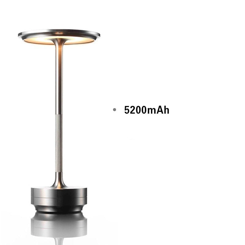 Oppladbar bordlampe med intuitiv berøringskontroll for justering av lysstyrke, en del av smart hjem-interiøret.