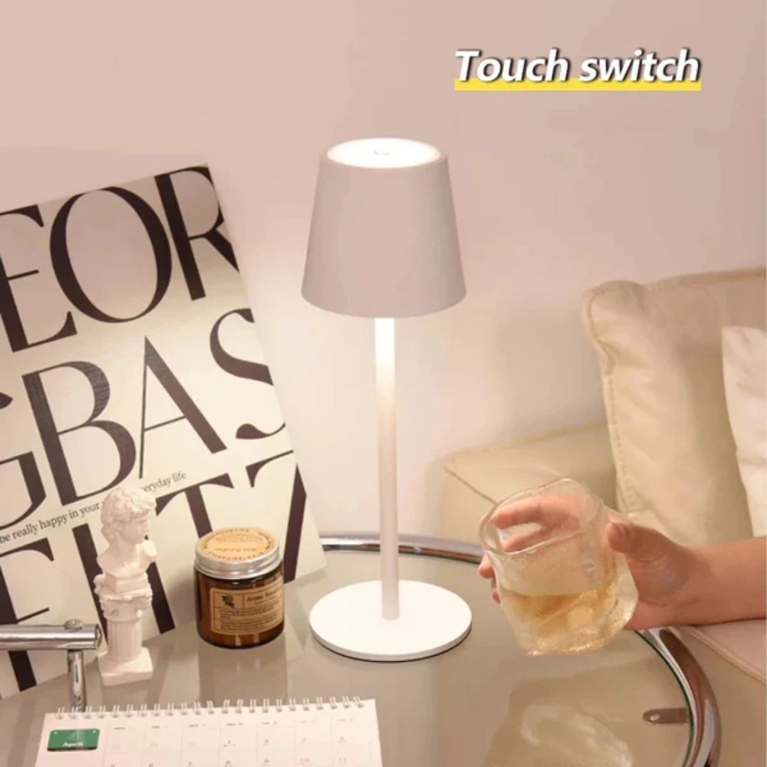 Elegant designlampe, trådløs og vanntett, med dimbar LED og USB-lading for stilfullt hjem.