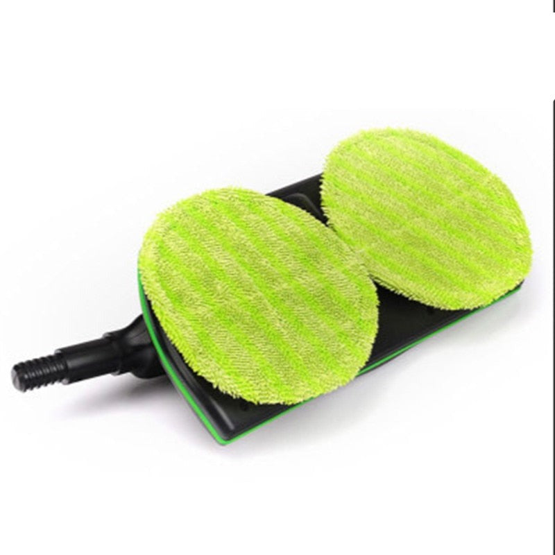 Trådløs elektrisk mopp på badegulv, fjerner vannflekker og såperester, effektiv gulvvasker