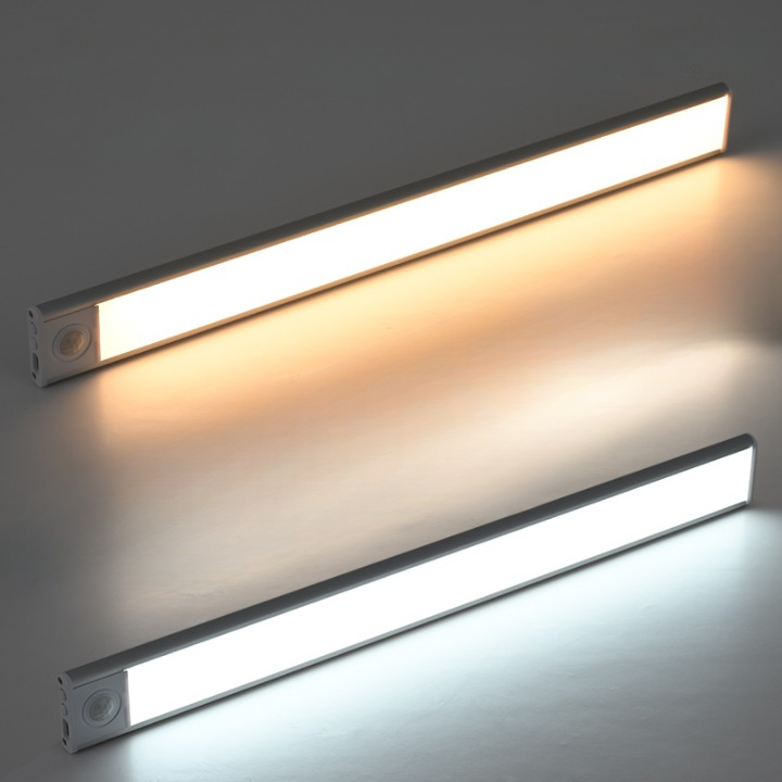 Sensorstyrt garderobelys med LED, trådløs og oppladbar, enkel montering med magnet.