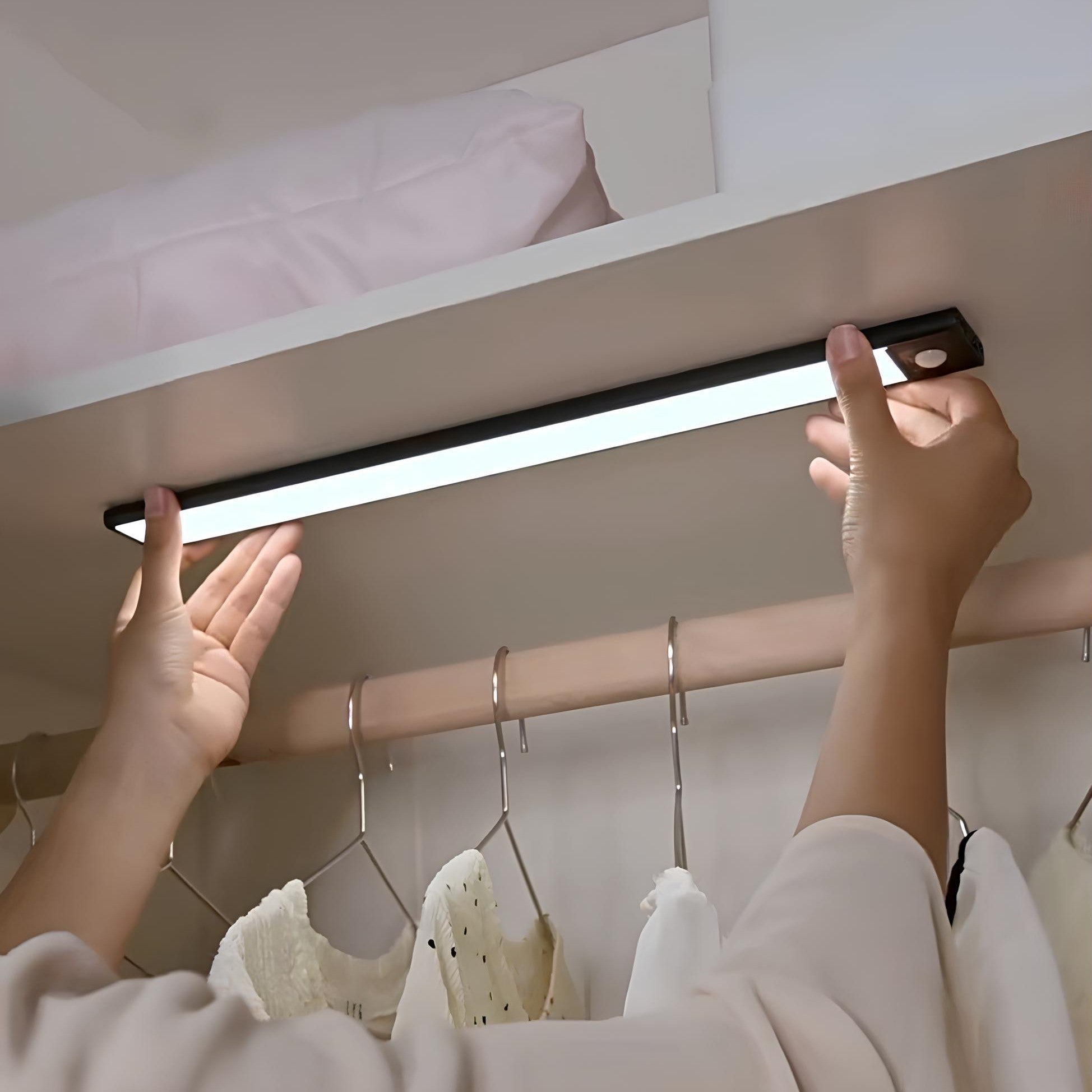 Fleksibel trådløs bevegelsessensorlampe, magnetisk og oppladbar, for belysning i hjemmet.
