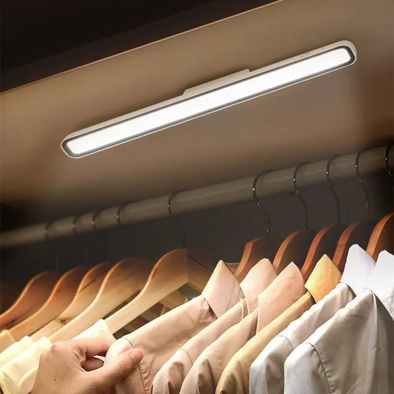 Oppladbar LED-lysstang for innendørs og utendørs bruk med magnetisk feste.
