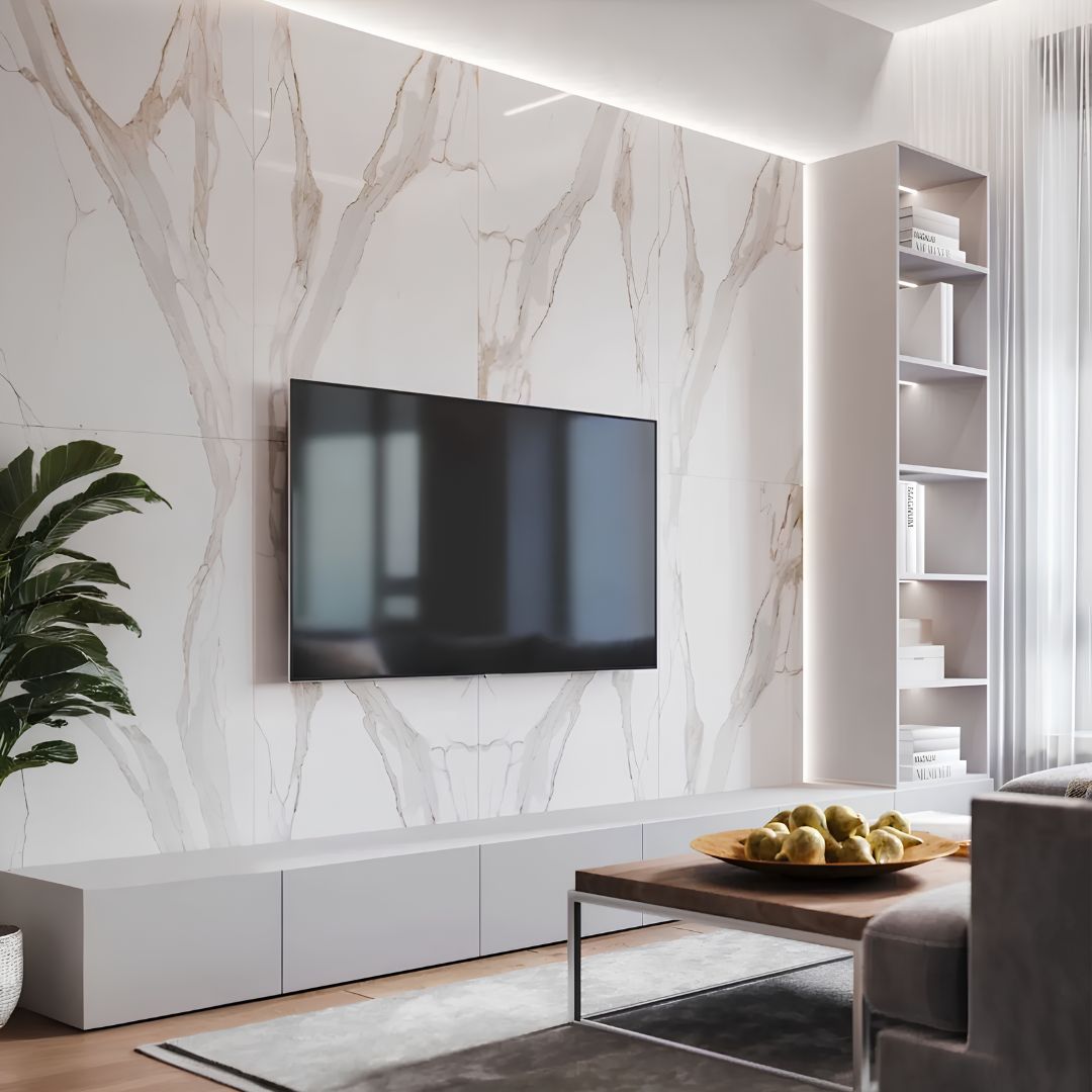 LED-stripe med bevegelsessensor installert under kjøkkenskap, gir praktisk smart belysning.