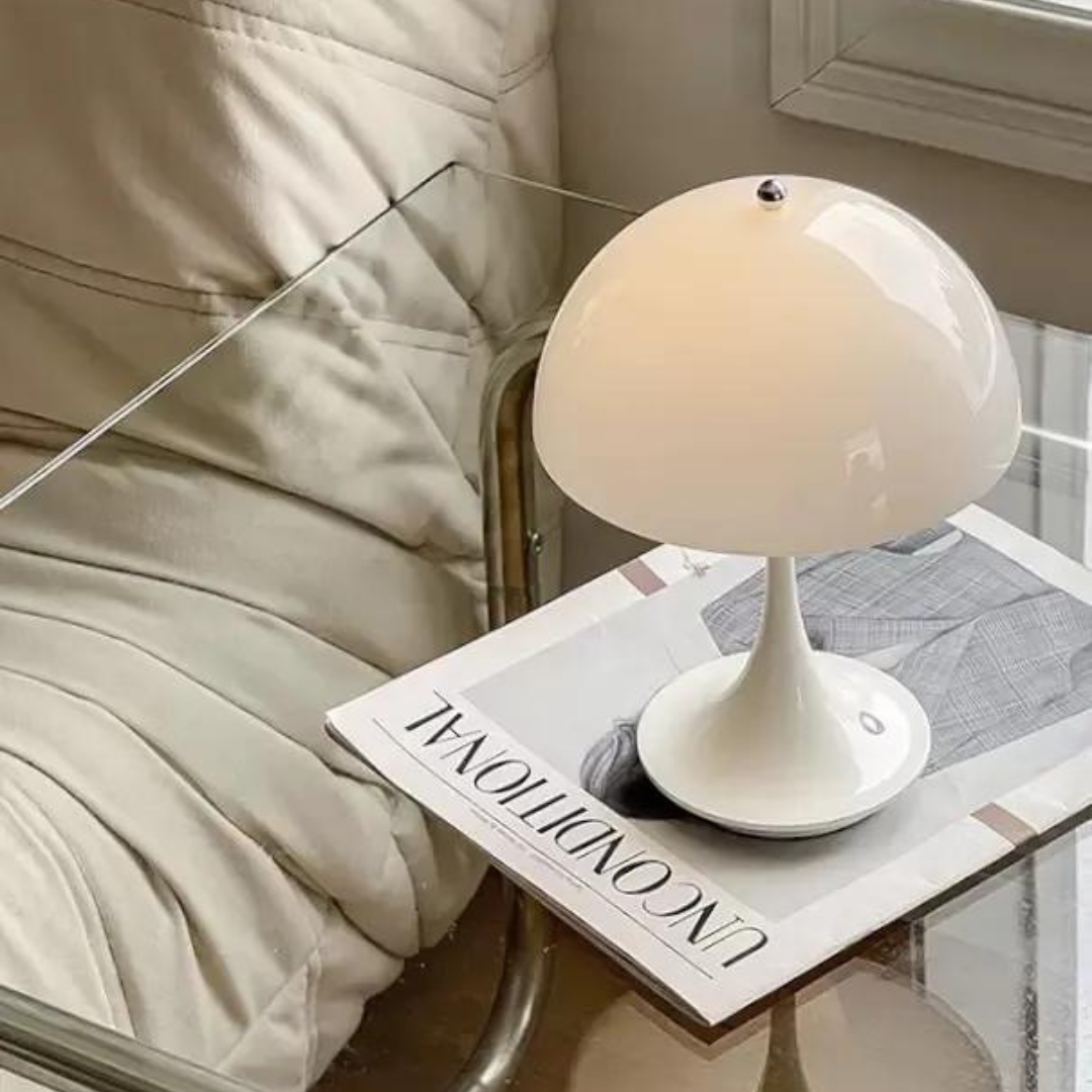 "Trådløs bordlampe med justerbar lysstyrke og elegant design, laget av metall og glass, tilgjengelig i hvit og oransje."