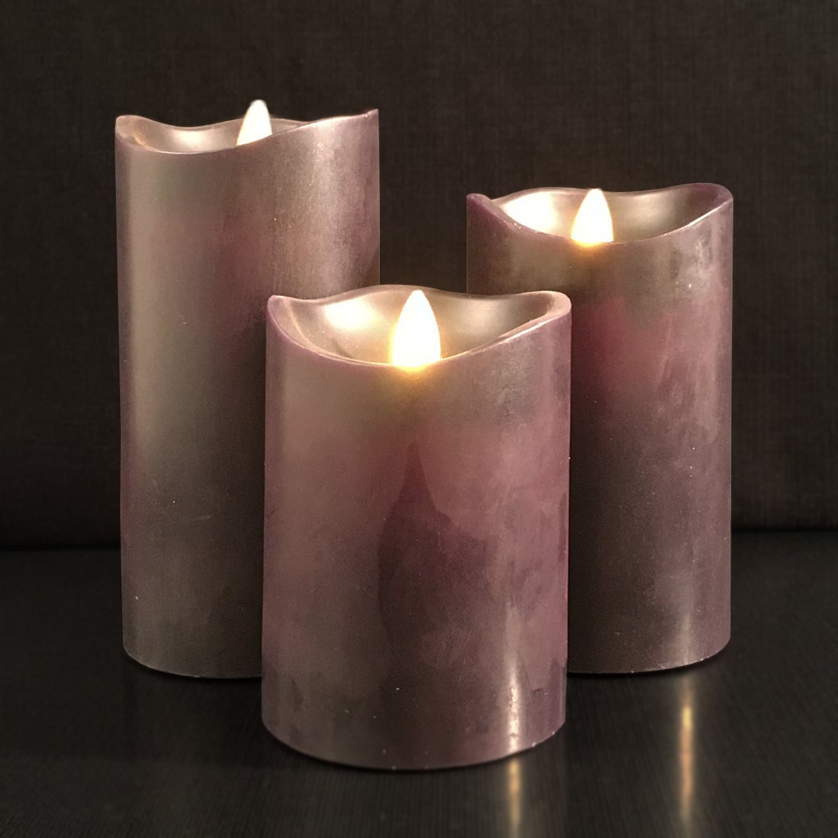 "Tre LED-blokklys med realistisk 3D-flamme i ulike farger, skaper en varm atmosfære uten brannfare."
