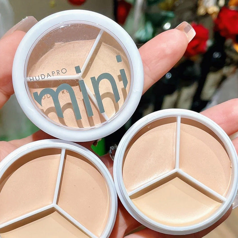 "Trefarget concealerpalett med naturlig finish, ideell for å dekke kviser og mørke ringer. Kompakt design for enkel bruk."