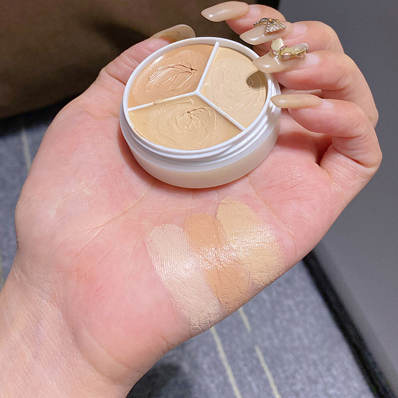 "Trefarget concealerpalett med naturlig finish, ideell for å dekke kviser og mørke ringer. Kompakt design for enkel bruk."