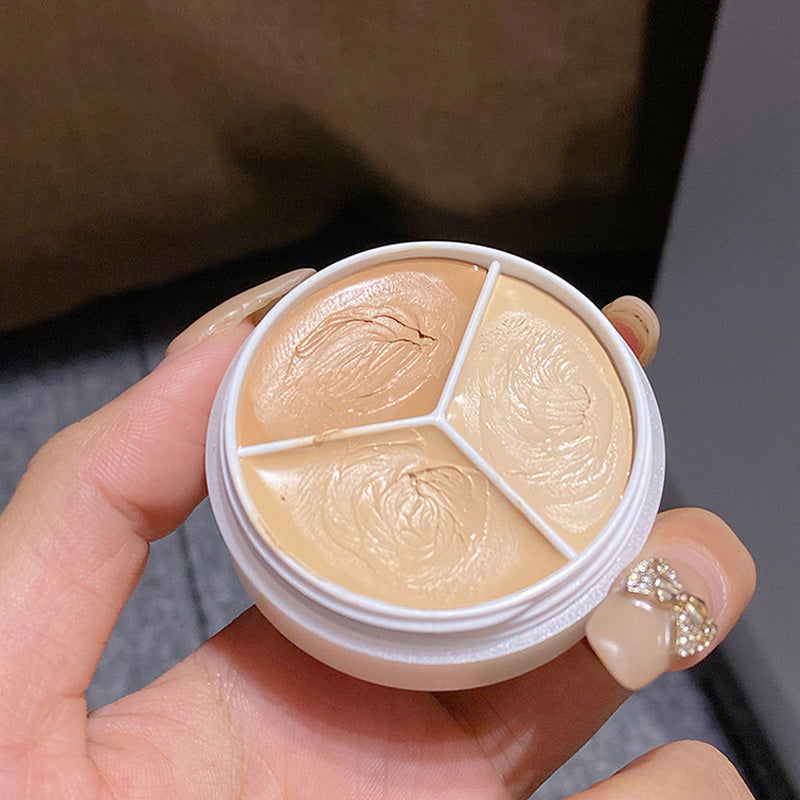 "Trefarget concealerpalett med naturlig finish, ideell for å dekke kviser og mørke ringer. Kompakt design for enkel bruk."