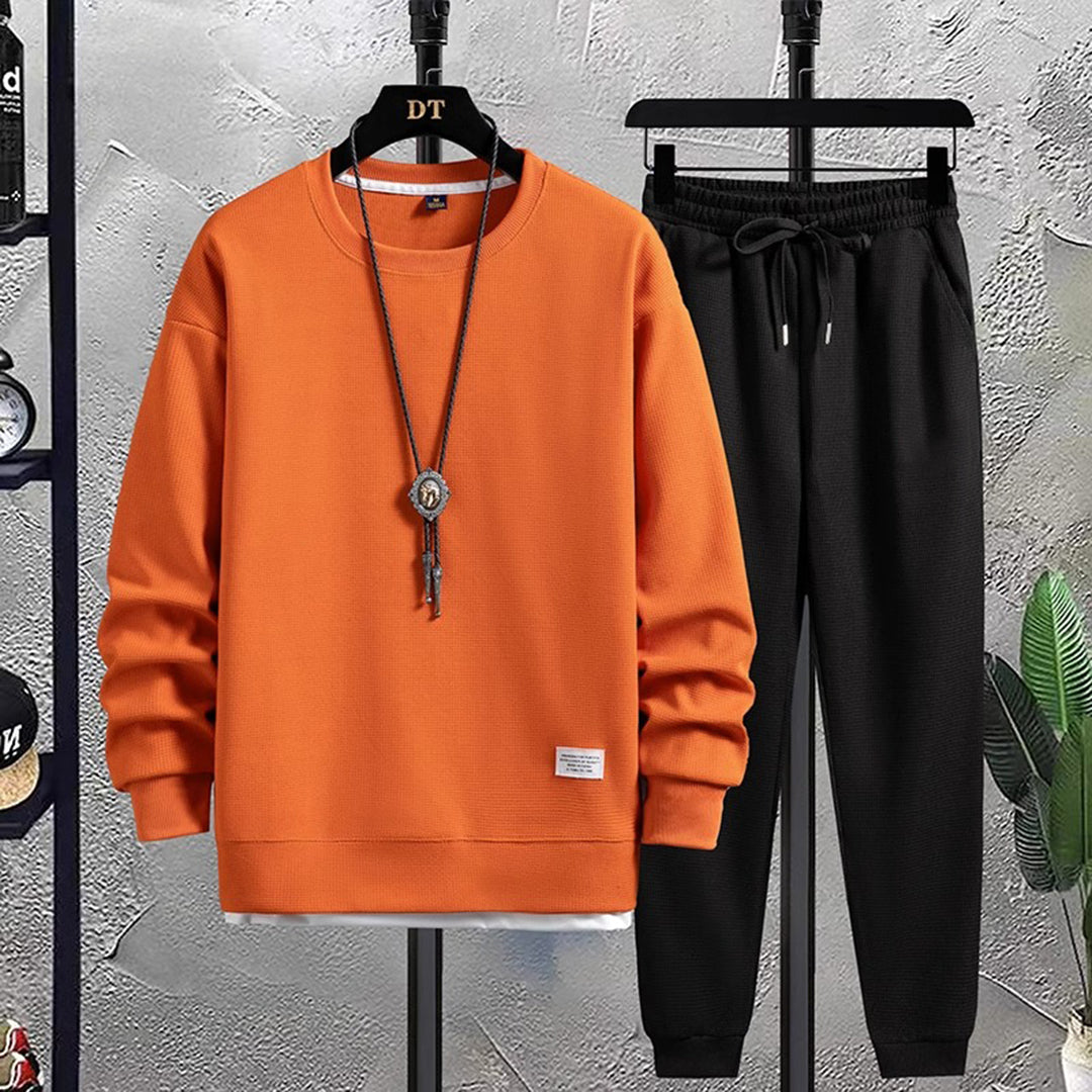 Sporty herre joggedress for aktiv fritid. Behagelig treningssett i moderne, casual stil for menn.
