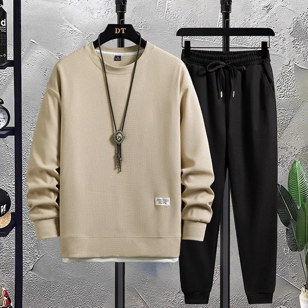 Menn i moderne joggedress sett utendørs. Trendy, komfortabel fritidsklær for en aktiv og casual livsstil.