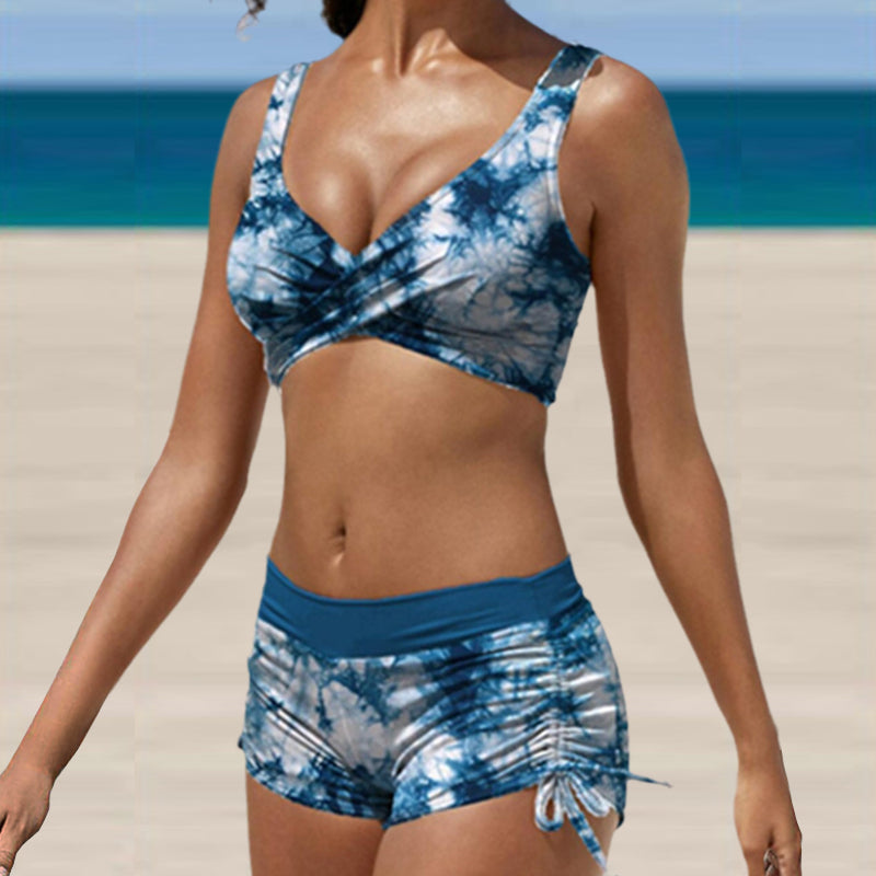 Trendy kamuflasje bikini med V-hals og stropper, fremhever figuren. Perfekt strandtøy for maksimal stil og komfort.