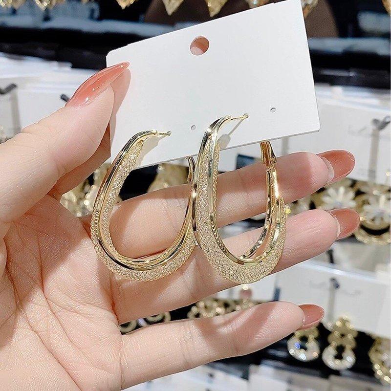 Trendy ovale øredobber i gull og sølv, iøynefallende design, elegant tilbehør for kvinner. Passer til alle anledninger.