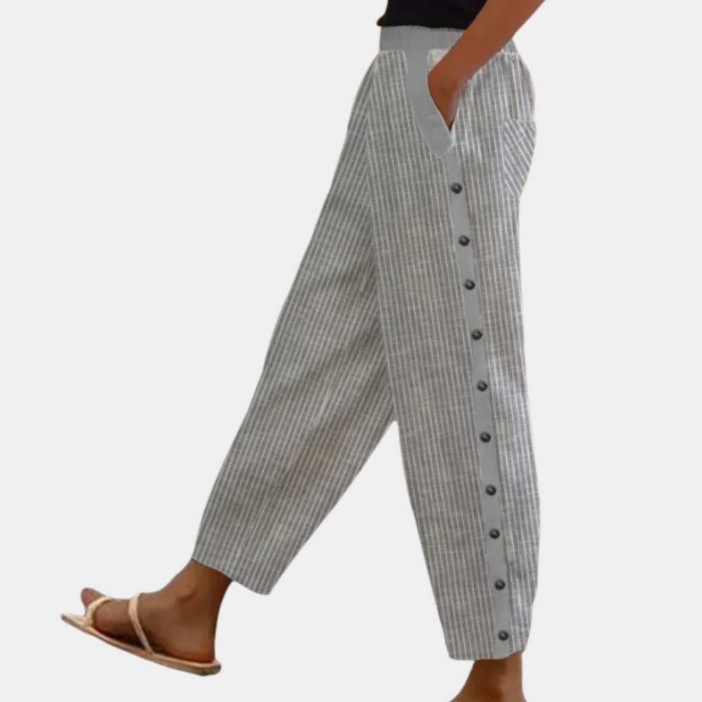 Trendy stripete bukse til dame, blå-hvit mønster, flatterende passform. Perfekt for casual og formelle anledninger.
