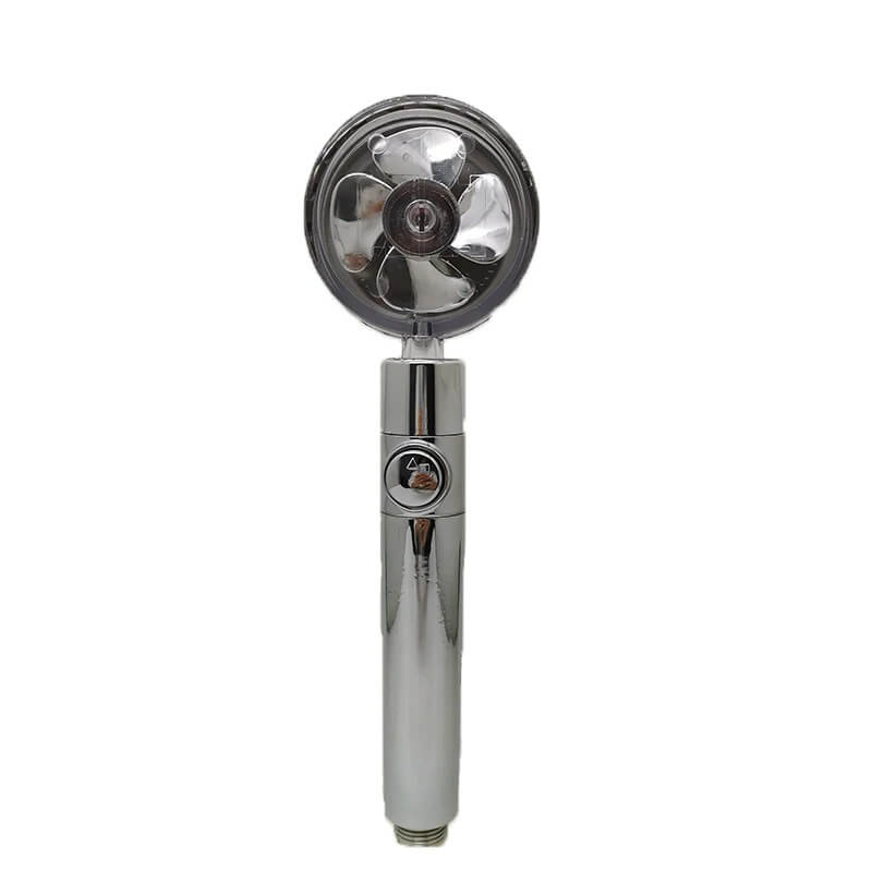 Person som holder et 360° turbo dusjhode, demonstrerer enkel installasjon