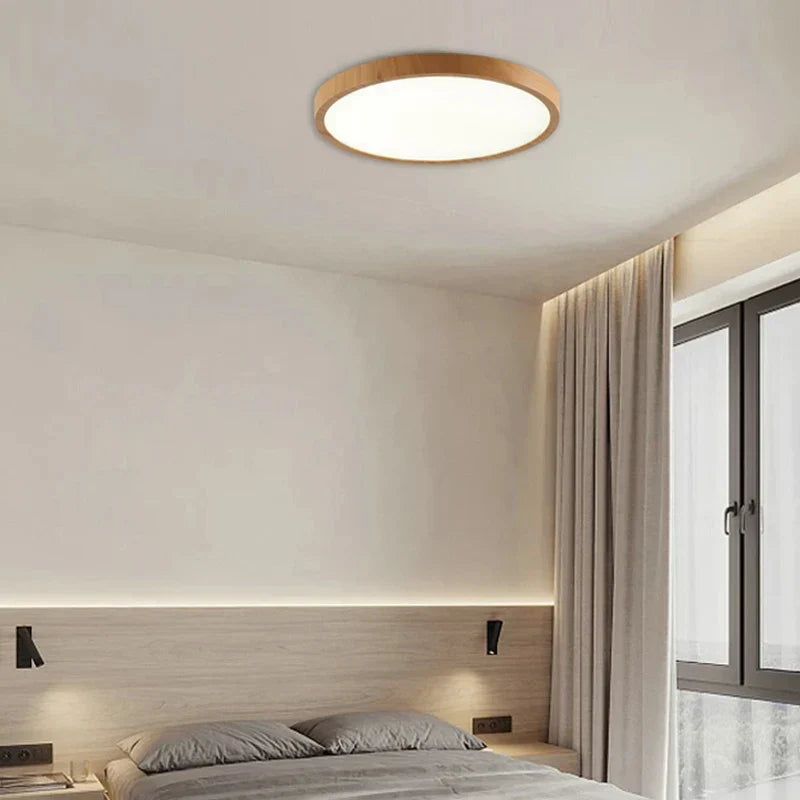 "Ultratynn sirkulær taklampe med justerbare lyseffekter og elegant valnøttdesign for moderne interiør."