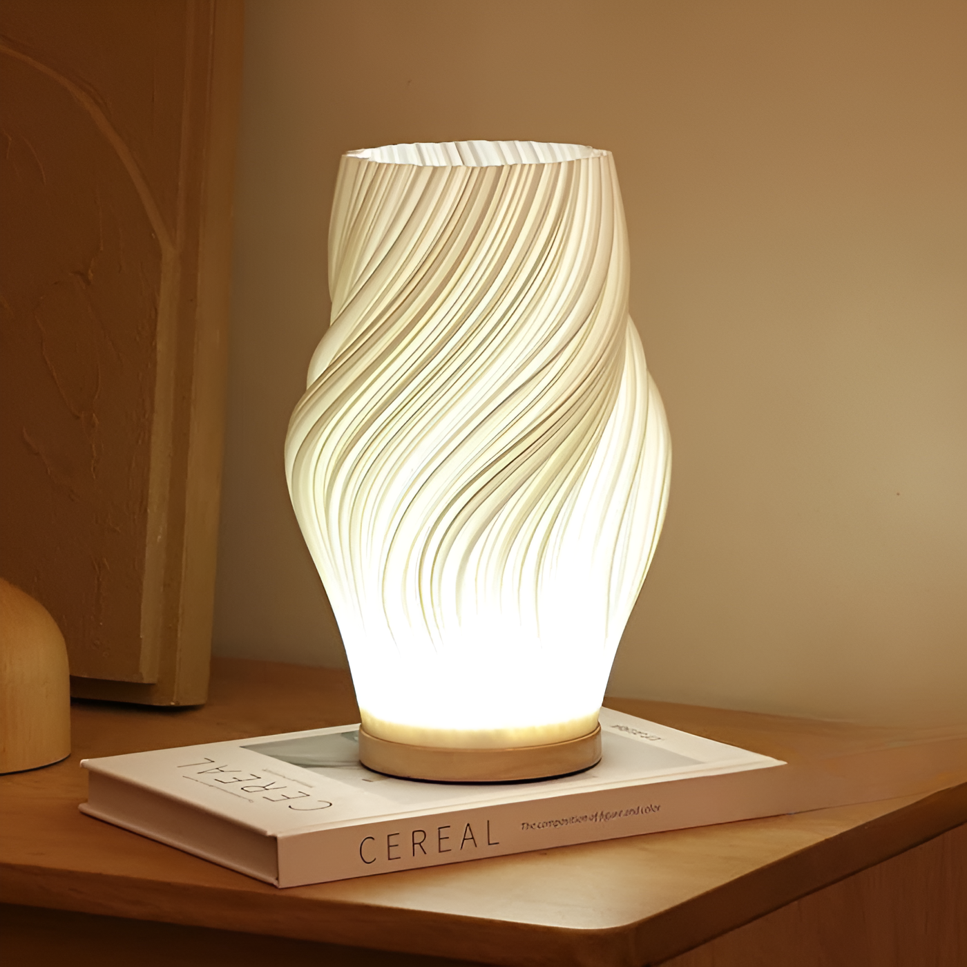Moderne dimbar LED bordlampe med 3D bølgeeffekt. Ideell for stuebelysning og stemningsfull soveromsinnredning.